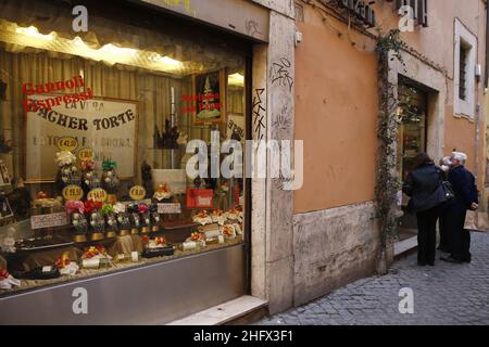 Foto Cecilia Fabiano/ LaPresse 01 Aprile 2021 Roma (Italia) Cronaca : Uova per la pasqua 2021 Nella foto : l’antica pasticceria Valzani a Trastevere 01. April 2021 Roma (Italien) News : Ostereier 2021 im Pic : das uralte Gebäck Valzani inTrastevere Stockfoto