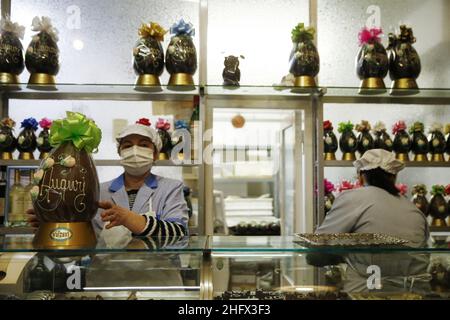 Foto Cecilia Fabiano/ LaPresse 01 Aprile 2021 Roma (Italia) Cronaca : Uova per la pasqua 2021 Nella foto : l’antica pasticceria Valzani a Trastevere 01. April 2021 Roma (Italien) News : Ostereier 2021 im Pic : das uralte Gebäck Valzani inTrastevere Stockfoto