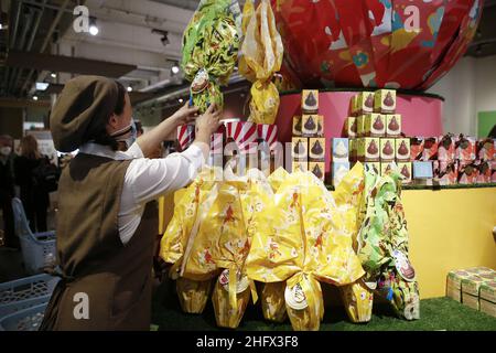 Foto Cecilia Fabiano/ LaPresse 01 Aprile 2021 Roma (Italia) Cronaca : Uova per la pasqua 2021 Nella foto : Il reparo delle uova di pasqua di Eataly 01. April 2021 Roma (Italien) News : Ostereier 2021 im Pic : die Ostereierstelle im Supermarkt Eataly Stockfoto