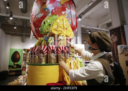 Foto Cecilia Fabiano/ LaPresse 01 Aprile 2021 Roma (Italia) Cronaca : Uova per la pasqua 2021 Nella foto : Il reparo delle uova di pasqua di Eataly 01. April 2021 Roma (Italien) News : Ostereier 2021 im Pic : die Ostereierstelle im Supermarkt Eataly Stockfoto