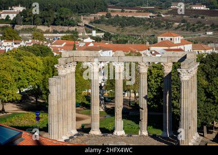 Der Templo de Diana oder der Templo Romana auf dem Largo do Conde de Vila Flor in der Altstadt der Stadt Evora in Alentejo in Portugal. Portugal, Evora, O Stockfoto