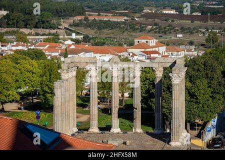 Der Templo de Diana oder der Templo Romana auf dem Largo do Conde de Vila Flor in der Altstadt der Stadt Evora in Alentejo in Portugal. Portugal, Evora, O Stockfoto