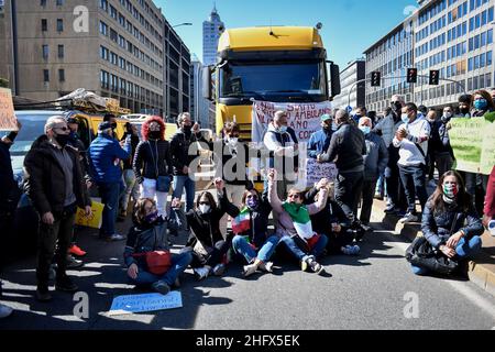 LaPresse - Claudio Furlan 06. April 2021 Mailand ( Italien ) Nachrichten Protest von Straßenhändlern gegen die restriktiven Maßnahmen der dcpm, Verkehr in der Nähe des Hauptbahnhofs blockiert Stockfoto