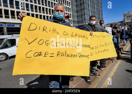 LaPresse - Claudio Furlan 06. April 2021 Mailand ( Italien ) Nachrichten Protest von Straßenhändlern gegen die restriktiven Maßnahmen der dcpm, Verkehr in der Nähe des Hauptbahnhofs blockiert Stockfoto