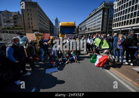 LaPresse - Claudio Furlan 06. April 2021 Mailand ( Italien ) Nachrichten Protest von Straßenhändlern gegen die restriktiven Maßnahmen der dcpm, Verkehr in der Nähe des Hauptbahnhofs blockiert Stockfoto