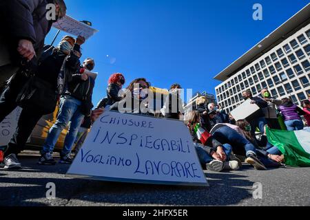 LaPresse - Claudio Furlan 06. April 2021 Mailand ( Italien ) Nachrichten Protest von Straßenhändlern gegen die restriktiven Maßnahmen der dcpm, Verkehr in der Nähe des Hauptbahnhofs blockiert Stockfoto