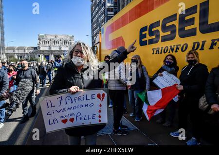 LaPresse - Claudio Furlan 06. April 2021 Mailand ( Italien ) Nachrichten Protest von Straßenhändlern gegen die restriktiven Maßnahmen der dcpm, Verkehr in der Nähe des Hauptbahnhofs blockiert Stockfoto