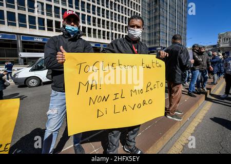 LaPresse - Claudio Furlan 06. April 2021 Mailand ( Italien ) Nachrichten Protest von Straßenhändlern gegen die restriktiven Maßnahmen der dcpm, Verkehr in der Nähe des Hauptbahnhofs blockiert Stockfoto