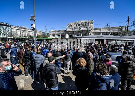 LaPresse - Claudio Furlan 06. April 2021 Mailand ( Italien ) Nachrichten Protest von Straßenhändlern gegen die restriktiven Maßnahmen der dcpm, Verkehr in der Nähe des Hauptbahnhofs blockiert Stockfoto