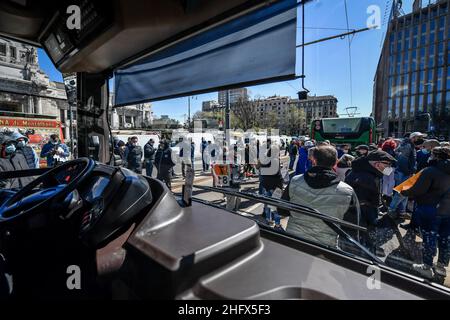 LaPresse - Claudio Furlan 06. April 2021 Mailand ( Italien ) Nachrichten Protest von Straßenhändlern gegen die restriktiven Maßnahmen der dcpm, Verkehr in der Nähe des Hauptbahnhofs blockiert Stockfoto