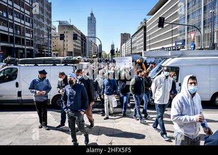 LaPresse - Claudio Furlan 06. April 2021 Mailand ( Italien ) Nachrichten Protest von Straßenhändlern gegen die restriktiven Maßnahmen der dcpm, Verkehr in der Nähe des Hauptbahnhofs blockiert Stockfoto