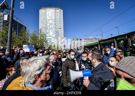 LaPresse - Claudio Furlan 06. April 2021 Mailand ( Italien ) Nachrichten Protest von Straßenhändlern gegen die restriktiven Maßnahmen der dcpm, Verkehr in der Nähe des Hauptbahnhofs blockiert Stockfoto