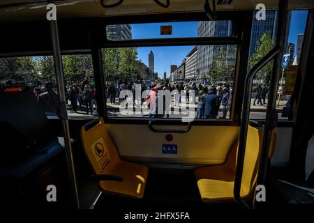 LaPresse - Claudio Furlan 06. April 2021 Mailand ( Italien ) Nachrichten Protest von Straßenhändlern gegen die restriktiven Maßnahmen der dcpm, Verkehr in der Nähe des Hauptbahnhofs blockiert Stockfoto