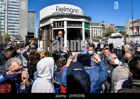 LaPresse - Claudio Furlan 06. April 2021 Mailand ( Italien ) Nachrichten Protest von Straßenhändlern gegen die restriktiven Maßnahmen der dcpm, Verkehr in der Nähe des Hauptbahnhofs blockiert Stockfoto