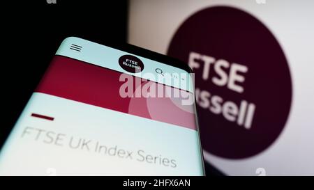 Mobiltelefon mit Website des britischen Unternehmens FTSE Russell (LSEG) auf dem Bildschirm vor dem Unternehmenslogo. Konzentrieren Sie sich auf die obere linke Seite des Telefondisplays. Stockfoto