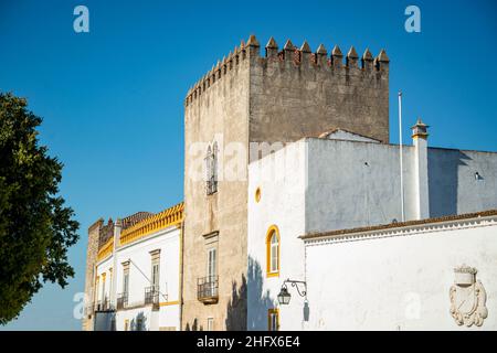 Der Turm am Convento und Igreja de Sao Joao Evengelista oder Igreja dos loios am Jardim Diana in der Altstadt der Stadt Evora in Alentejo in Stockfoto