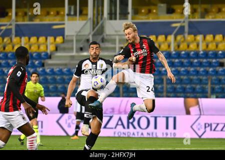 Massimo Paolone/LaPresse 10. April 2021 Parma, Italien Sportfußball Parma gegen Mailand - Italienische Fußballmeisterschaft Liga A Tim 2020/2021 - Ennio Tardini Stadion im Bild: Graziano Pelle (Parma Calcio) kämpft mit Simon Kjaer (AC Mailand) um den Ball Stockfoto