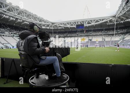 Marco Alpozzi/LaPresse 11. April 2020 Turin, Italien Sportfußball Juventus vs Genua - Italienische Fußballmeisterschaft League A Tim 2020/2021 - Allianz Stadium im Bild: fußballkameramann stadion Stockfoto