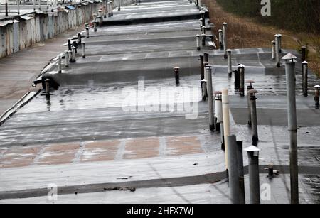 Inox Kamin auf dem Flachdach der Stadt. Stockfoto