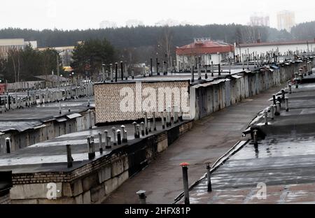 Inox Kamin auf dem Flachdach der Stadt. Stockfoto