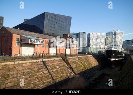 Canning Graving Dock No. 1 Great Western Railway Building und Edmund Gardner Pilot Cutter im Trockendock Liverpool England UK Stockfoto