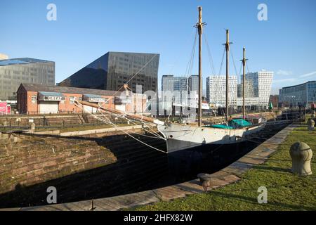 Docking Graving Dock Nr. 2 mit Schoner de wattenmeer merseyside maritime Museum Liverpool England Großbritannien Stockfoto