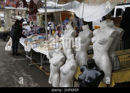 Foto Cecilia Fabiano/ LaPresse 11 Aprile 2021 Roma (Italia) Cronaca : Il mercato di Porta Portese Nella foto : via di Porta Portese 11. April 2021 Roma (Italien) News : Porta Portese Fly Market in the Pic : Porta Portese Street Stockfoto