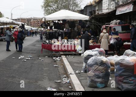 Foto Cecilia Fabiano/ LaPresse 11 Aprile 2021 Roma (Italia) Cronaca : Il mercato di Porta Portese Nella foto : via di Porta Portese 11. April 2021 Roma (Italien) News : Porta Portese Fly Market in the Pic : Porta Portese Street Stockfoto