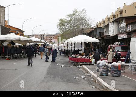 Foto Cecilia Fabiano/ LaPresse 11 Aprile 2021 Roma (Italia) Cronaca : Il mercato di Porta Portese Nella foto : via di Porta Portese 11. April 2021 Roma (Italien) News : Porta Portese Fly Market in the Pic : Porta Portese Street Stockfoto