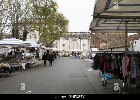 Foto Cecilia Fabiano/ LaPresse 11 Aprile 2021 Roma (Italia) Cronaca : Il mercato di Porta Portese Nella foto : via di Porta Portese 11. April 2021 Roma (Italien) News : Porta Portese Fly Market in the Pic : Porta Portese Street Stockfoto