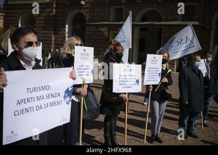 Marco Alpozzi/LaPresse 13. April 2021 Turin, Italien Nachrichtendemonstration von Kleinunternehmern, um gegen die COVID-19-Beschränkungen für Unternehmen in der Nähe des italienischen Parlaments zu protestieren Stockfoto