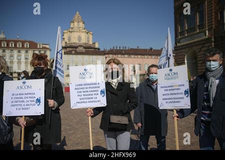 Marco Alpozzi/LaPresse 13. April 2021 Turin, Italien Nachrichtendemonstration von Kleinunternehmern, um gegen die COVID-19-Beschränkungen für Unternehmen in der Nähe des italienischen Parlaments zu protestieren Stockfoto