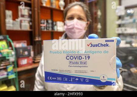 17. Januar 2022: 17. Januar 2022 (Malaga) die mehr als 22.000 spanischen Apotheken werden ab dieser Woche die Selbstdiagnosetests von covid-19 zu einem Höchstpreis von 2,94 Euro verkaufen, der von der Regierung angesichts des Vorstods der Omoicron-Variante festgelegt wurde, Dies hat zu einem erheblichen Anstieg des Verbrauchs dieser Heimtests geführt. (Bild: © Lorenzo Carnero/ZUMA Press Wire) Stockfoto