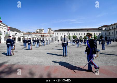 LaPresse - Claudio Furlan April 16 , 2021 Mailand ( Italien ) NachrichtenDie Scuola Militare "Teuli&#xe9;" (Militärschule Teuli&#xe9;) ist eine hochselektive Militärschule der italienischen Armee und, gegründet 1802, eine der ältesten Militärakademien der Welt. Im Bild: Kadetten der Militärschule Teulie nehmen an der traditionellen Eid-Zeremonie Teil Stockfoto