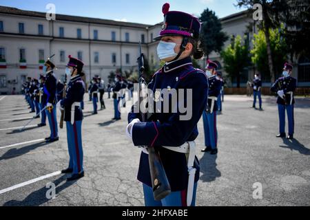 LaPresse - Claudio Furlan April 16 , 2021 Mailand ( Italien ) NachrichtenDie Scuola Militare "Teuli&#xe9;" (Militärschule Teuli&#xe9;) ist eine hochselektive Militärschule der italienischen Armee und, gegründet 1802, eine der ältesten Militärakademien der Welt. Im Bild: Kadetten der Militärschule Teulie nehmen an der traditionellen Eid-Zeremonie Teil Stockfoto