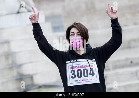 Roberto Monaldo / LaPresse 18-04-2021 Rom (Italien) #CorsaAlRecovery - Flash Mob gegen Geschlechterungleichheit im Bild Ein Moment des Flash Mob Stockfoto