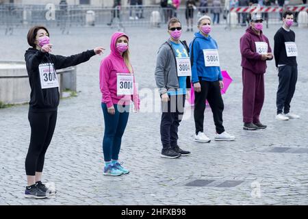 Roberto Monaldo / LaPresse 18-04-2021 Rom (Italien) #CorsaAlRecovery - Flash Mob gegen Geschlechterungleichheit im Bild Ein Moment des Flash Mob Stockfoto