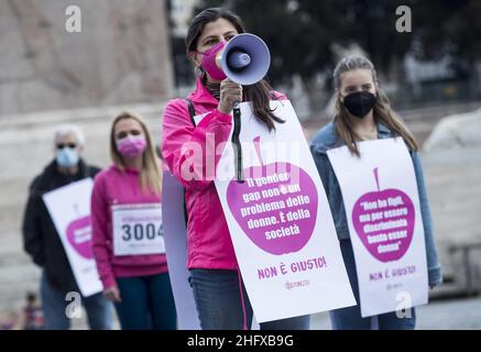 Roberto Monaldo / LaPresse 18-04-2021 Rom (Italien) #CorsaAlRecovery - Flash Mob gegen Geschlechterungleichheit im Bild Ein Moment des Flash Mob Stockfoto