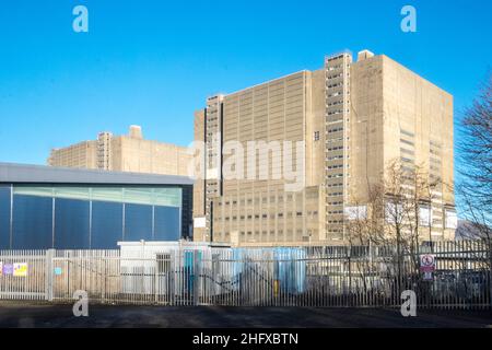 Trawsfynydd, nuklear, Strom, Station, Reaktor, (Welsh:, Atomfa Trawsfynydd,) ist ein stillgelegtes Magnox-Kernkraftwerk, das sich im Snowdonia-Nationalpark in Gwynedd, Wales, befindet.das Kraftwerk, das 1965 in Betrieb ging, war das einzige Kernkraftwerk in Großbritannien, das im Inland gebaut wurde, mit Kühlwasser, das aus dem künstlich geschaffenen See, Llyn Trawsfynydd Reservoir, entnommen wurde. Basil Spence,of,Coventry Cathedral,Fame,designed,this,Kraftwerk.Ländlich,Landschaft,landschaftlich,landschaftlich,Landschaft,in,ON,AT,Snowdonia,Snowdonia National Park,Mid,North,West,Kingdom,North Wales,Wales,Walisisch,GB,Großbritannien,Britisch,UK,Vereinigte Staaten Stockfoto