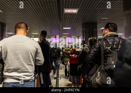 London, Großbritannien. 17th Januar 2022. Reisende warten in einer Schlange, da die Verwirrung an den Flughäfen aufgrund der Einschränkungen des Coronavirus weiter anhält - London, England am 17. Januar 2022. (Foto von Dominika Zarzycka/Sipa USA) Quelle: SIPA USA/Alamy Live News Stockfoto