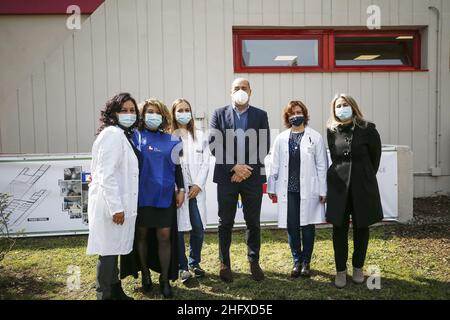 Cecilia Fabiano/ LaPresse April 21 , 2021 Roma (Italien) News : Präsident Zingaretti nimmt an der Einweihung des Probenahmezentrums Valle Aurelia im Pic Teil: Nicola Zingaretti mit medizinischem Personal Stockfoto