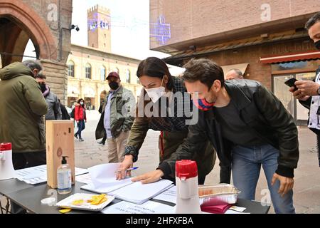 Massimo Paolone/LaPresse 23. April 2021 Bologna, Italy News Isabella Conti, Bürgermeisterin von San Lazzaro, besucht das Protestbankett der Bologneser Gastronomen in der Via D'Azeglio auf dem Foto: Isabella Conti, Giovanni Favia Stockfoto