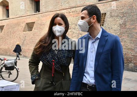 Massimo Paolone/LaPresse 23. April 2021 Bologna, Italy News Isabella Conti, Bürgermeisterin von San Lazzaro, besucht das Protestbankett der Bologneser Gastronomen in der Via D'Azeglio auf dem Foto: Isabella Conti, Alberto Aitini Stockfoto