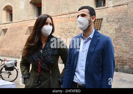 Massimo Paolone/LaPresse 23. April 2021 Bologna, Italy News Isabella Conti, Bürgermeisterin von San Lazzaro, besucht das Protestbankett der Bologneser Gastronomen in der Via D'Azeglio auf dem Foto: Isabella Conti, Alberto Aitini Stockfoto