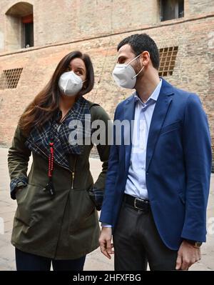 Massimo Paolone/LaPresse 23. April 2021 Bologna, Italy News Isabella Conti, Bürgermeisterin von San Lazzaro, besucht das Protestbankett der Bologneser Gastronomen in der Via D'Azeglio auf dem Foto: Isabella Conti, Alberto Aitini Stockfoto