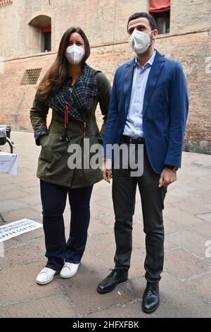 Massimo Paolone/LaPresse 23. April 2021 Bologna, Italy News Isabella Conti, Bürgermeisterin von San Lazzaro, besucht das Protestbankett der Bologneser Gastronomen in der Via D'Azeglio auf dem Foto: Isabella Conti, Alberto Aitini Stockfoto