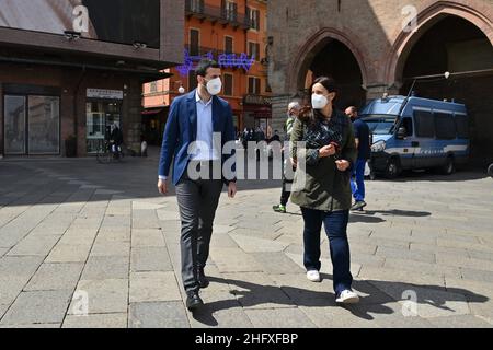 Massimo Paolone/LaPresse 23. April 2021 Bologna, Italy News Isabella Conti, Bürgermeisterin von San Lazzaro, besucht das Protestbankett der Bologneser Gastronomen in der Via D'Azeglio auf dem Foto: Isabella Conti, Alberto Aitini Stockfoto