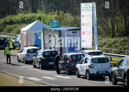 Mauro Scrobogna /LaPresse April 24, 2021 Rome, Italy News Coronavirus, Notfall im Gesundheitswesen - Drive in Valmontone - Impfkampagne auf dem Foto: Die Einweihung des Impfzentrums gegen Kovid 19, das im Drive-in-Modus am Valmontone Outlet eingerichtet wurde, wo der Impfstoff von Johnson & Johnson verabreicht wird Stockfoto