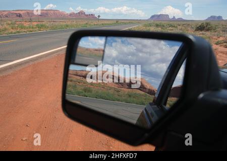 Blick auf den Autoflügel vom US Route 163 Highway zwischen Kayenta und Monument Valley Navajo Tribal Park, Arizona, USA Stockfoto