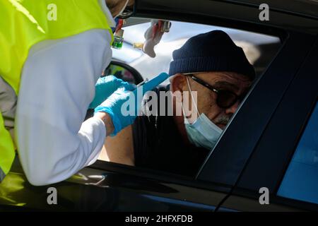 Mauro Scrobogna /LaPresse April 24, 2021 Rome, Italy News Coronavirus, Notfall im Gesundheitswesen - Drive in Valmontone - Impfkampagne auf dem Foto: Die Einweihung des Impfzentrums gegen Kovid 19, das im Drive-in-Modus am Valmontone Outlet eingerichtet wurde, wo der Impfstoff von Johnson & Johnson verabreicht wird Stockfoto